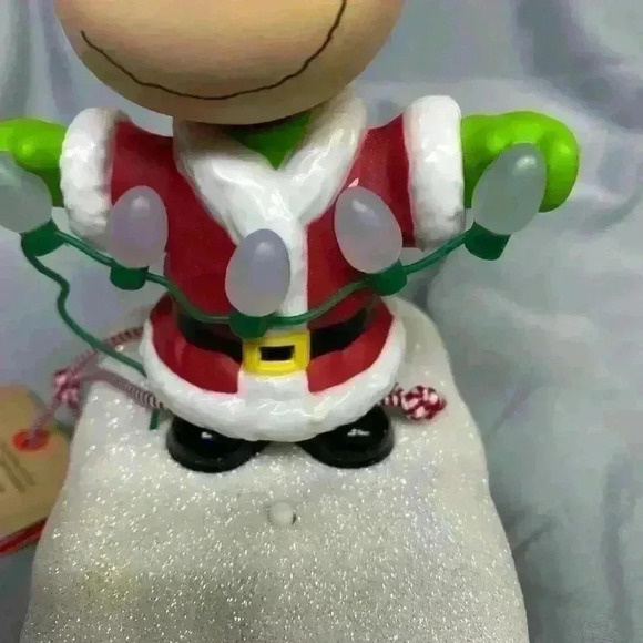 Hallmark 2015 Peanuts Gang Christmas Music and Light Show featuring Linus NWT - Picture 7 of 16